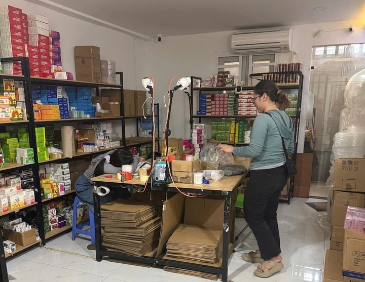 Vụ đổ trộm thực phẩm chức năng ở TP.HCM: Còn 1 kho hàng chưa kịp phi tang - Ảnh 2. Vụ đổ trộm thực phẩm chức năng ở TP.HCM: Còn 1 kho hàng chưa kịp phi tang - Ảnh 2.