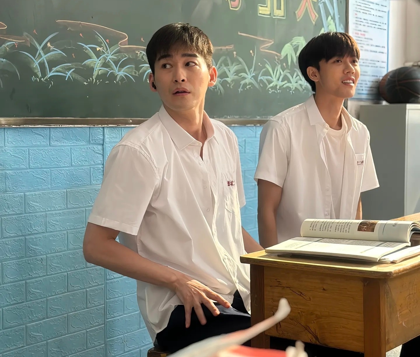 Mỹ nam U45 vẫn cả gan đóng học sinh 18 tuổi, netizen ngán ngẩm "nếp nhăn trên mặt còn nhiều hơn số tuổi" - Ảnh 1. Mỹ nam U45 vẫn cả gan đóng học sinh 18 tuổi, netizen ngán ngẩm "nếp nhăn trên mặt còn nhiều hơn số tuổi" - Ảnh 1.