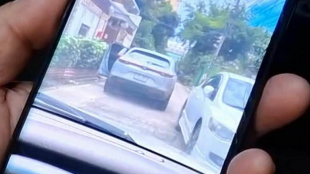 Thấy ô tô của hàng xóm nổ máy từ trưa đến tối, người phụ nữ tới gần thì hoảng hốt, vội báo cảnh sát - Ảnh 1. Thấy ô tô của hàng xóm nổ máy từ trưa đến tối, người phụ nữ tới gần thì hoảng hốt, vội báo cảnh sát - Ảnh 1.