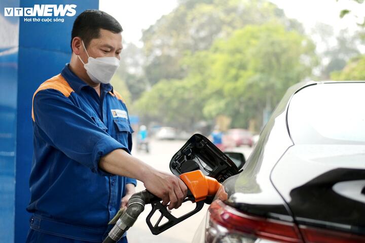 Giá xăng RON95 tăng gần 300 đồng, sắp chạm 20.000 đồng/lít - Ảnh 1. Giá xăng RON95 tăng gần 300 đồng, sắp chạm 20.000 đồng/lít - Ảnh 1.