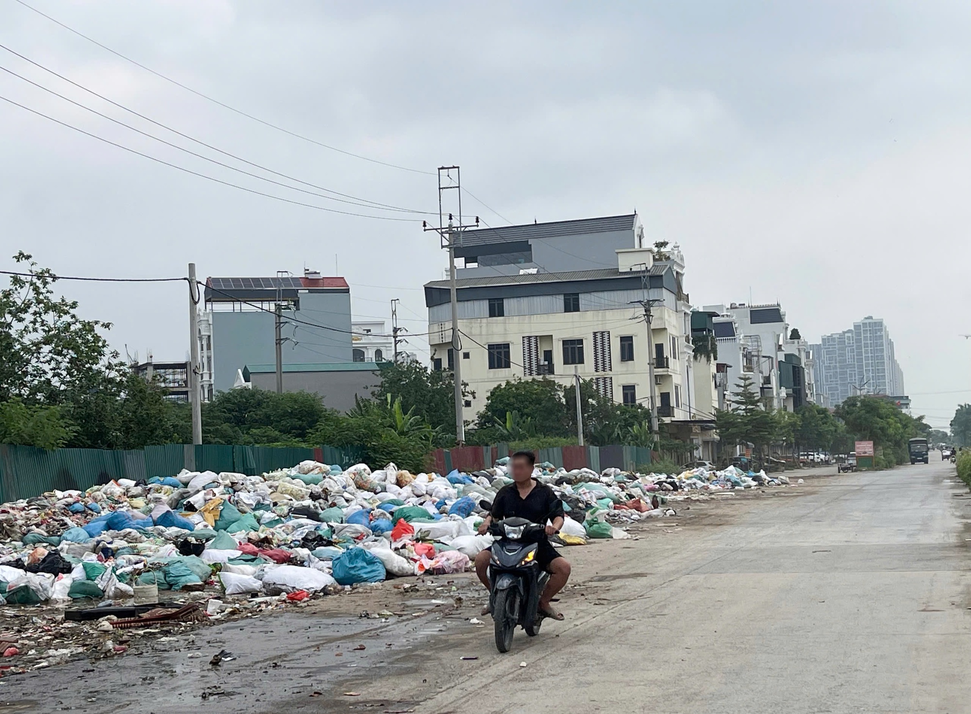 Cửa hàng đóng cửa, hàng hóa không rõ nguồn gốc vứt ngổn ngang ở bờ đường: Việc xác minh làm rõ là cần thiết để đảm bảo quyền lợi cho người dân - Ảnh 2. Cửa hàng đóng cửa, hàng hóa không rõ nguồn gốc vứt ngổn ngang ở bờ đường: Việc xác minh làm rõ là cần thiết để đảm bảo quyền lợi cho người dân - Ảnh 2.