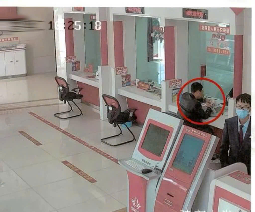 Nhận nhầm hơn 36 triệu đồng khi đi rút tiền, người đàn ông từ chối trả lại với lý do "ra khỏi quầy là hết trách nhiệm" - Ảnh 2. Nhận nhầm hơn 36 triệu đồng khi đi rút tiền, người đàn ông từ chối trả lại với lý do "ra khỏi quầy là hết trách nhiệm" - Ảnh 2.