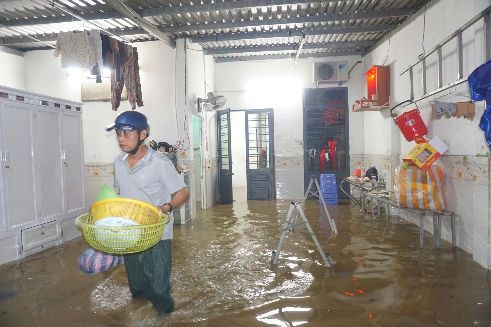 Diễn biến bão số 1 gây mưa rất to: Hàng loạt chuyến bay bị ảnh hưởng; Dừng hoạt động tham quan đảo Cô Tô - Ảnh 6. Diễn biến bão số 1 gây mưa rất to: Hàng loạt chuyến bay bị ảnh hưởng; Dừng hoạt động tham quan đảo Cô Tô - Ảnh 6.