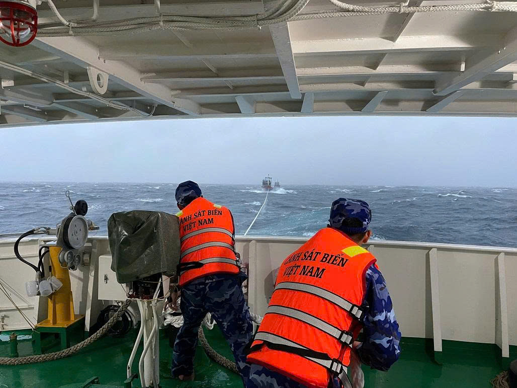 Diễn biến bão số 1 gây mưa rất to: Hàng loạt chuyến bay bị ảnh hưởng; Dừng hoạt động tham quan đảo Cô Tô - Ảnh 16. Diễn biến bão số 1 gây mưa rất to: Hàng loạt chuyến bay bị ảnh hưởng; Dừng hoạt động tham quan đảo Cô Tô - Ảnh 16.