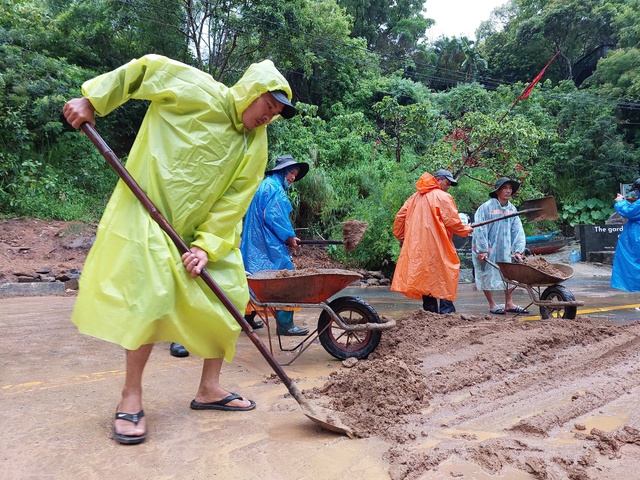 Đà Nẵng: Sạt lở nhiều điểm trên đường lên bán đảo Sơn Trà do ảnh hưởng bão số 1, tạm dừng tham quan - Ảnh 6. Đà Nẵng: Sạt lở nhiều điểm trên đường lên bán đảo Sơn Trà do ảnh hưởng bão số 1, tạm dừng tham quan - Ảnh 6.