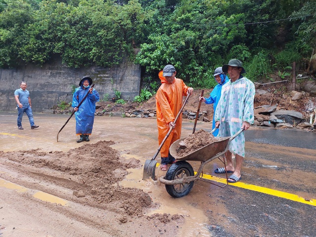 Đà Nẵng: Sạt lở nhiều điểm trên đường lên bán đảo Sơn Trà do ảnh hưởng bão số 1, tạm dừng tham quan - Ảnh 5. Đà Nẵng: Sạt lở nhiều điểm trên đường lên bán đảo Sơn Trà do ảnh hưởng bão số 1, tạm dừng tham quan - Ảnh 5.