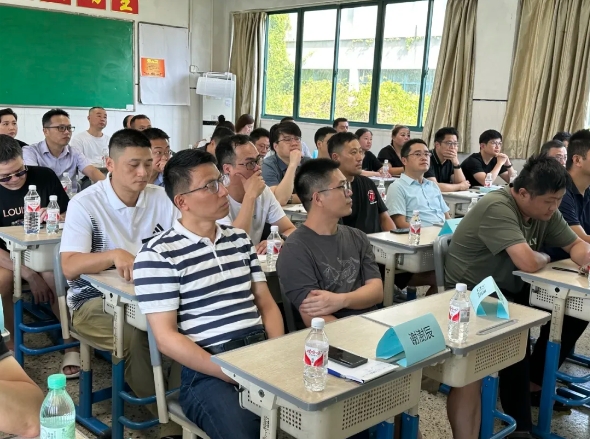 Giáo viên đứng lớp 40 năm nói thẳng: Không tâm linh nhưng nhìn dáng ngồi của cha mẹ khi đi họp phụ huynh, biết ngay con họ giàu sang hay lận đận - Ảnh 1. Giáo viên đứng lớp 40 năm nói thẳng: Không tâm linh nhưng nhìn dáng ngồi của cha mẹ khi đi họp phụ huynh, biết ngay con họ giàu sang hay lận đận - Ảnh 1.