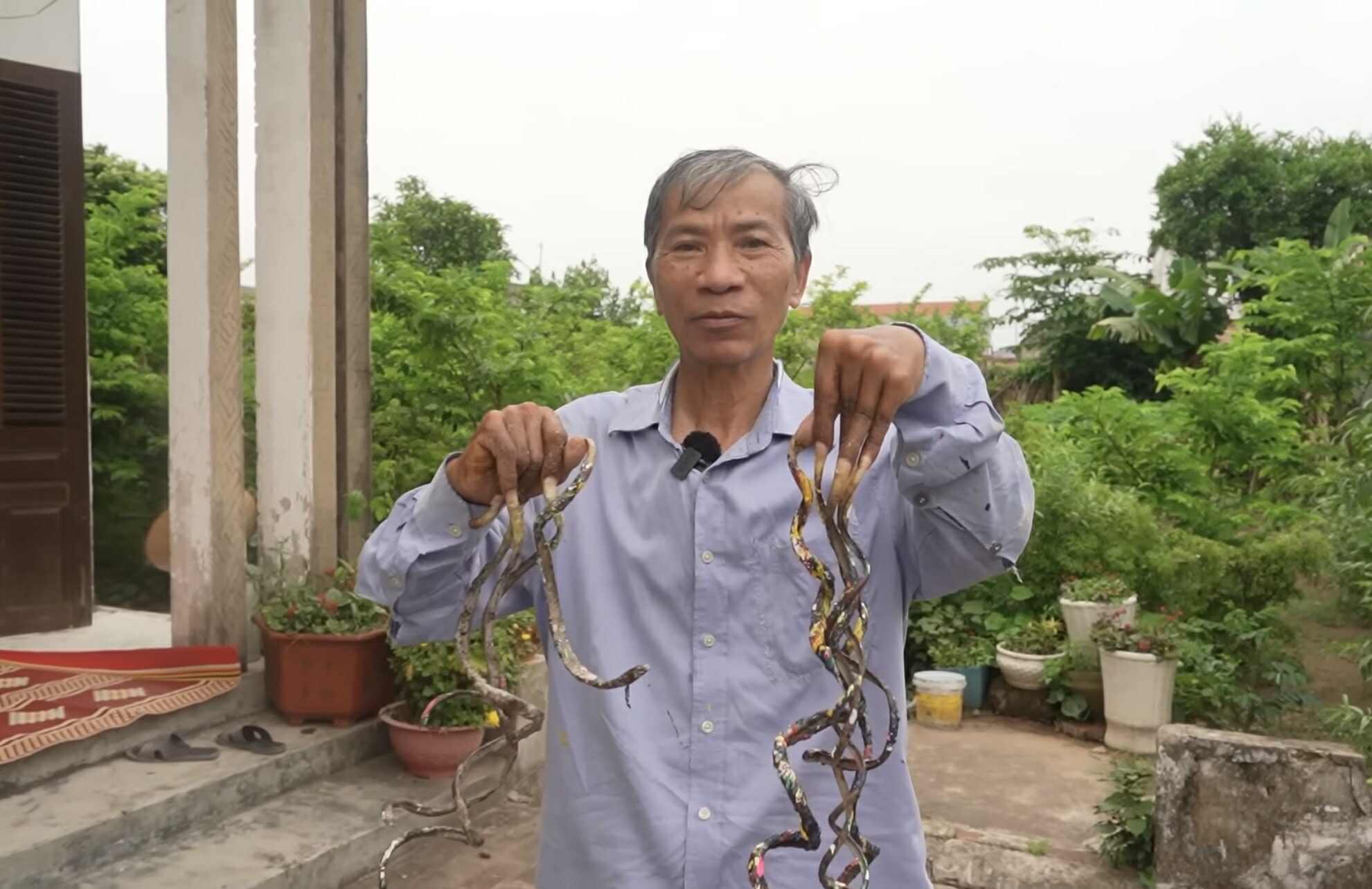 "Dị nhân" Nam Định nuôi móng tay 35 năm không cắt lên tiếng về thông tin muốn bán bộ móng với giá 7 tỷ - Ảnh 1. "Dị nhân" Nam Định nuôi móng tay 35 năm không cắt lên tiếng về thông tin muốn bán bộ móng với giá 7 tỷ - Ảnh 1.