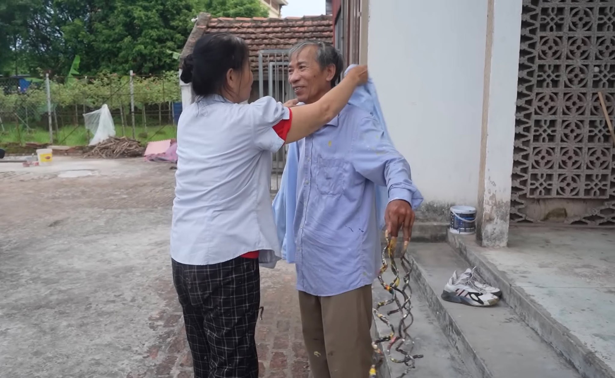 "Dị nhân" Nam Định nuôi móng tay 35 năm không cắt lên tiếng về thông tin muốn bán bộ móng với giá 7 tỷ - Ảnh 5. "Dị nhân" Nam Định nuôi móng tay 35 năm không cắt lên tiếng về thông tin muốn bán bộ móng với giá 7 tỷ - Ảnh 5.