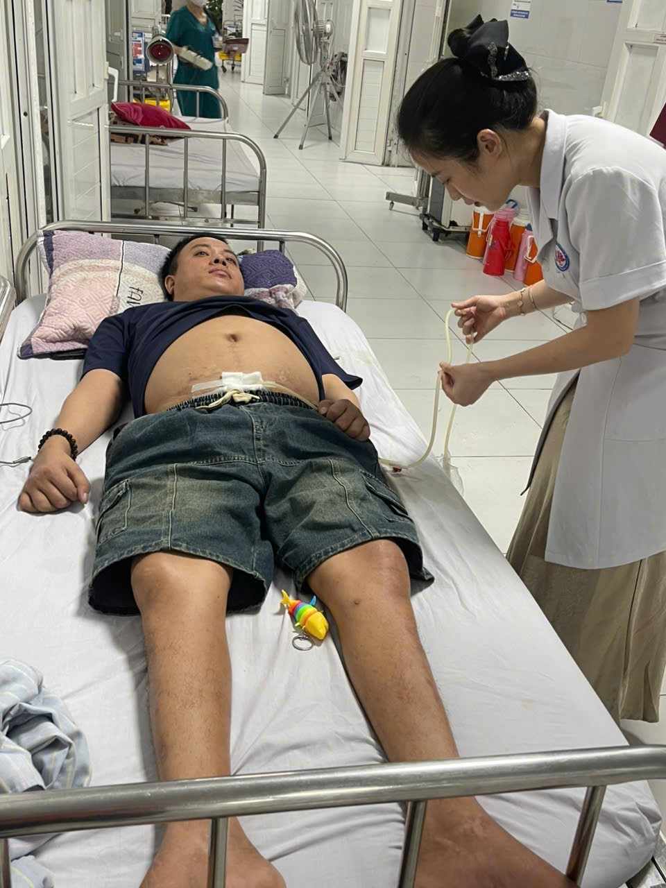 Bác sĩ kêu gọi giúp đỡ góa phụ nghèo có chồng vừa đột tử, con trai gặp tai nạn nguy kịch- Ảnh 1. Bác sĩ kêu gọi giúp đỡ góa phụ nghèo có chồng vừa đột tử, con trai gặp tai nạn nguy kịch- Ảnh 1.