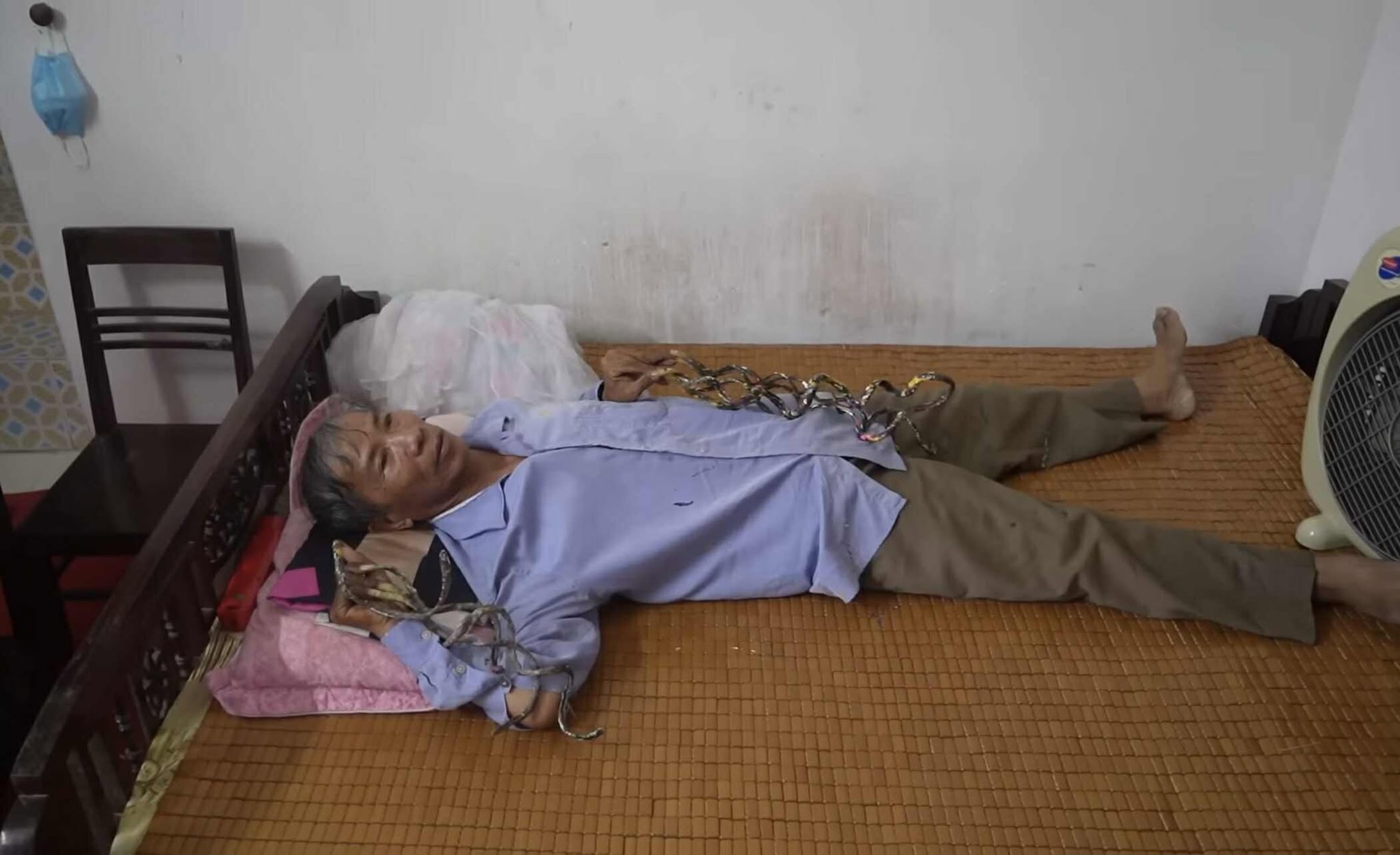 "Dị nhân" Nam Định nuôi móng tay 35 năm không cắt lên tiếng về thông tin muốn bán bộ móng với giá 7 tỷ - Ảnh 4. "Dị nhân" Nam Định nuôi móng tay 35 năm không cắt lên tiếng về thông tin muốn bán bộ móng với giá 7 tỷ - Ảnh 4.