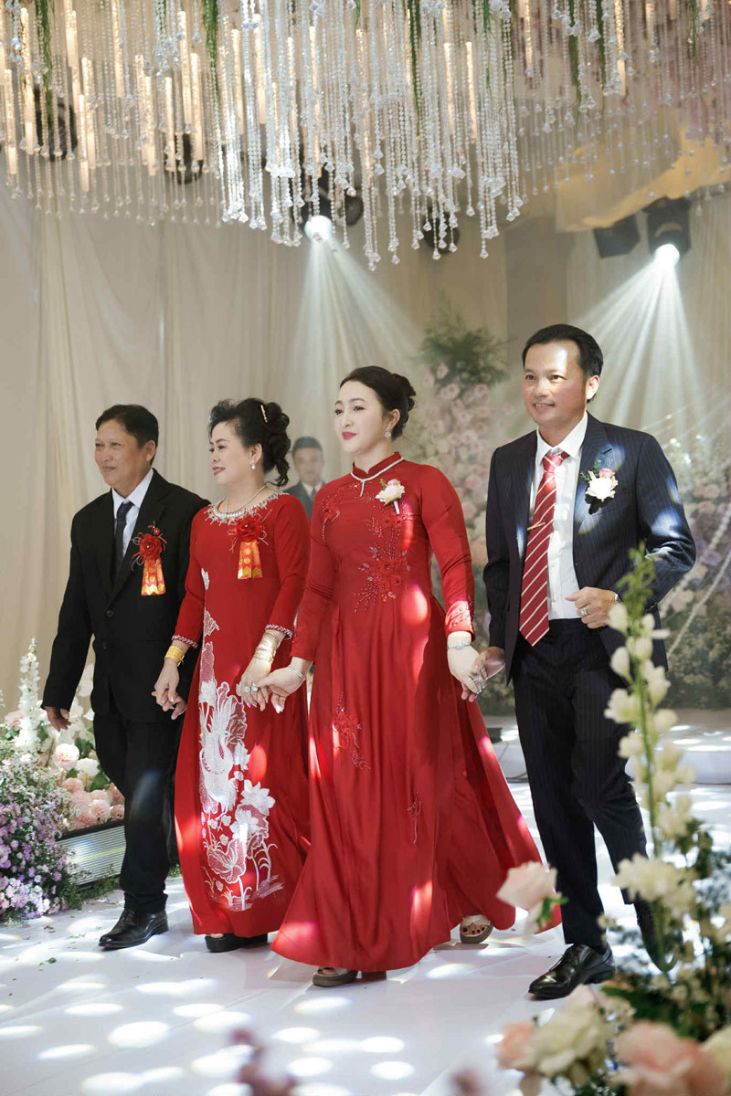 Mẹ cô dâu Hậu Giang gây sốt mạng xã hội, U40 đẹp quý phái như minh tinh trong đám cưới bạc tỷ- Ảnh 5. Mẹ cô dâu Hậu Giang gây sốt mạng xã hội, U40 đẹp quý phái như minh tinh trong đám cưới bạc tỷ- Ảnh 5.