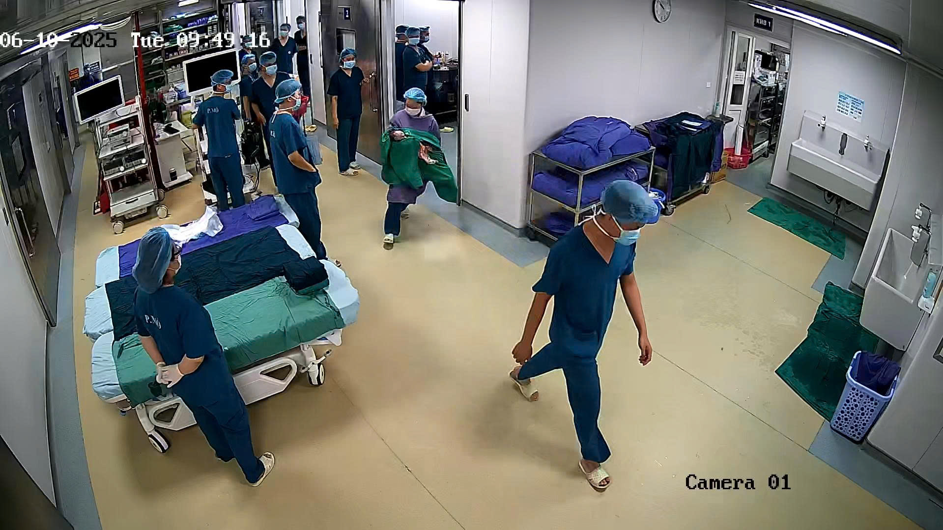 Bé trai sơ sinh ở Hà Nội tiên lượng nặng bật tiếng khóc đầu tiên, cả phòng mổ vỡ òa - Ảnh 2. Bé trai sơ sinh ở Hà Nội tiên lượng nặng bật tiếng khóc đầu tiên, cả phòng mổ vỡ òa - Ảnh 2.