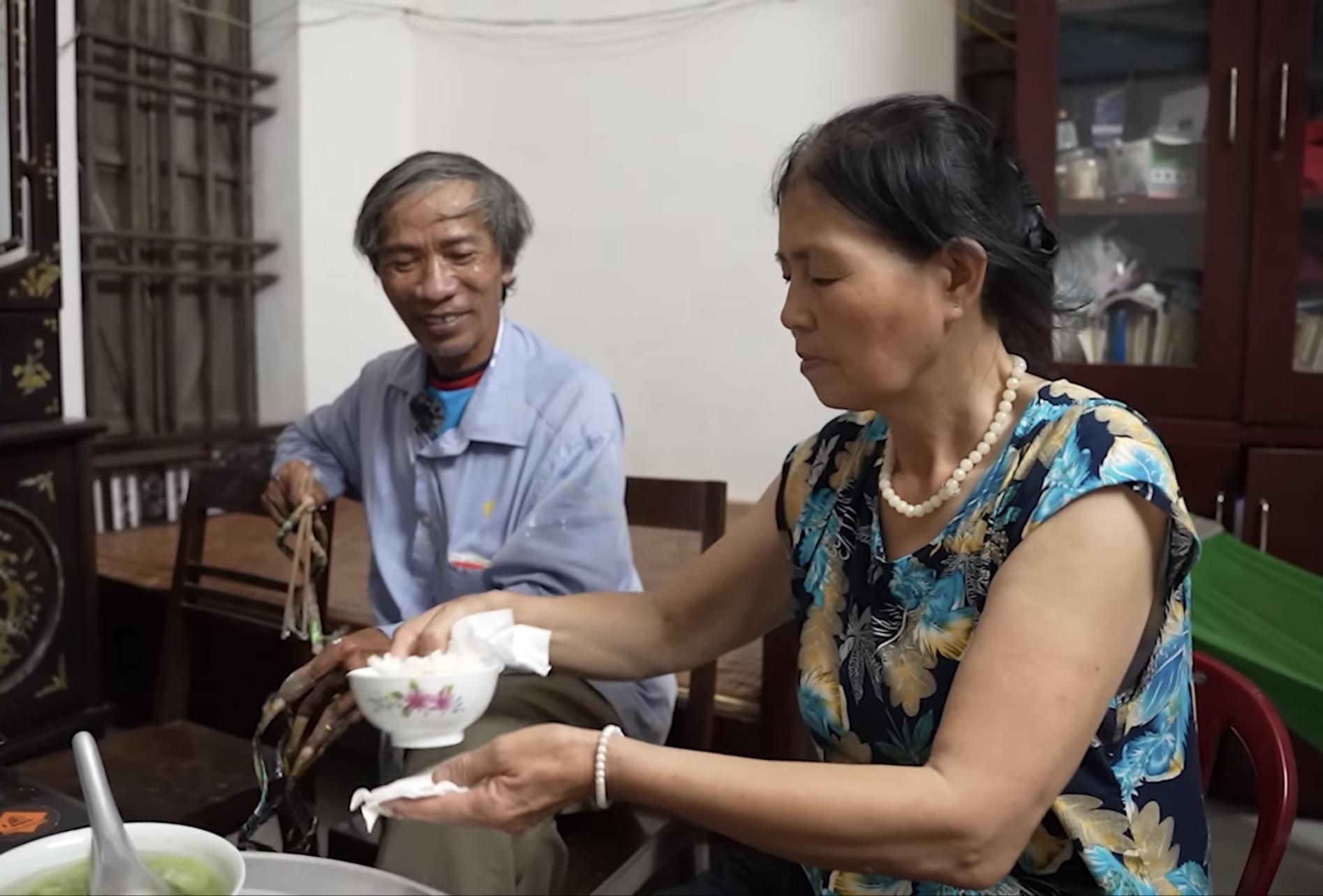 "Dị nhân" Nam Định nuôi móng tay 35 năm không cắt lên tiếng về thông tin muốn bán bộ móng với giá 7 tỷ - Ảnh 2. "Dị nhân" Nam Định nuôi móng tay 35 năm không cắt lên tiếng về thông tin muốn bán bộ móng với giá 7 tỷ - Ảnh 2.