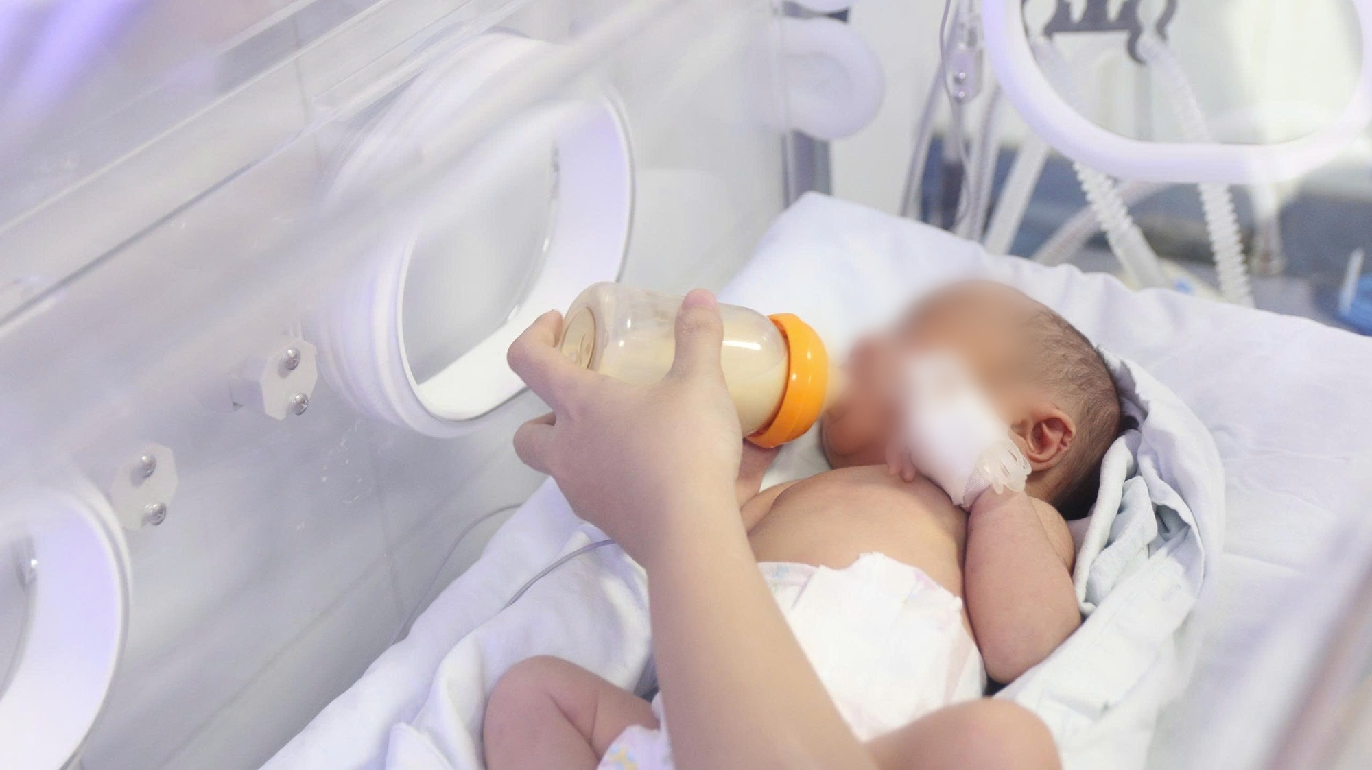 Bé trai sơ sinh ở Hà Nội tiên lượng nặng bật tiếng khóc đầu tiên, cả phòng mổ vỡ òa - Ảnh 3. Bé trai sơ sinh ở Hà Nội tiên lượng nặng bật tiếng khóc đầu tiên, cả phòng mổ vỡ òa - Ảnh 3.