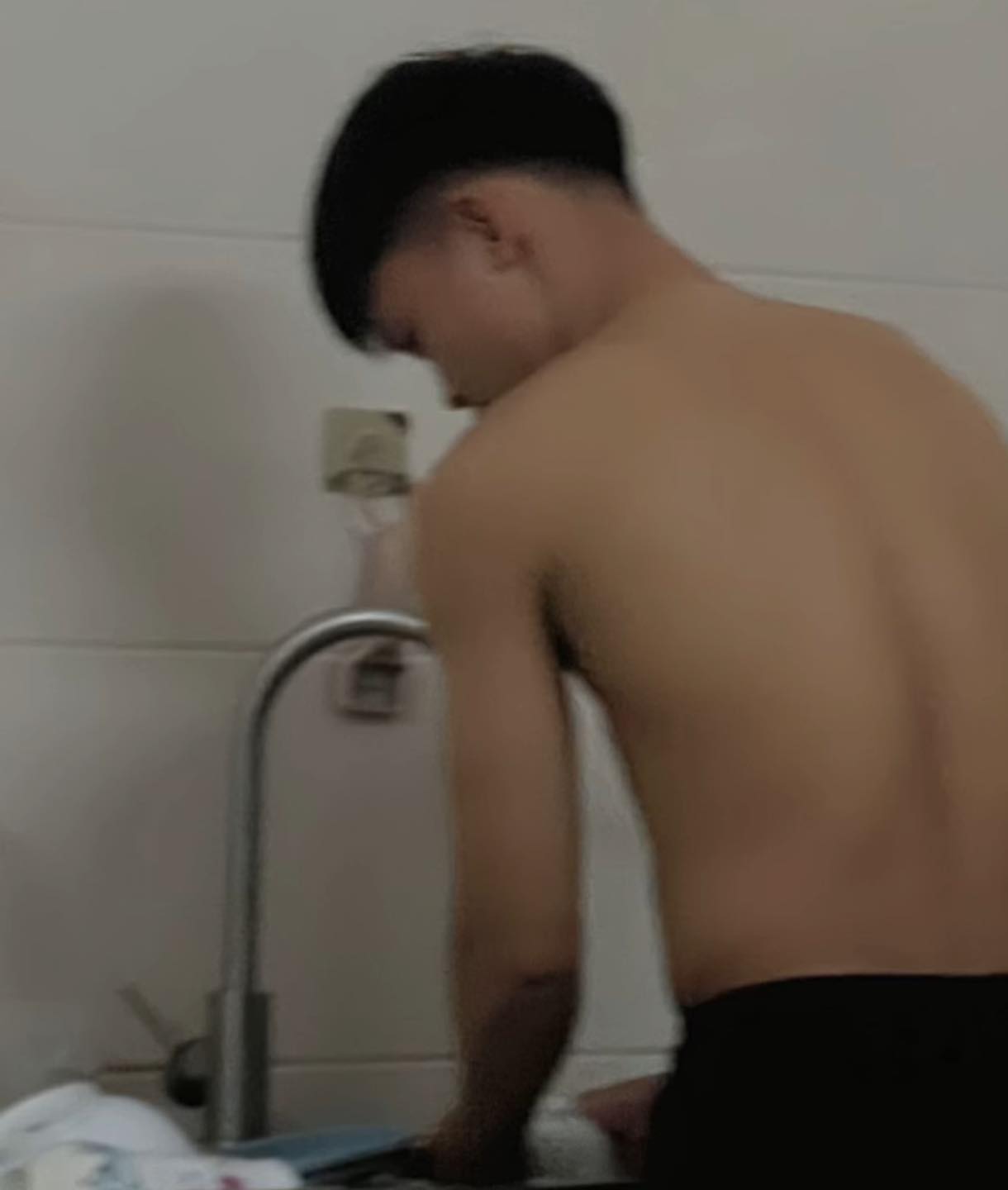 Hồ Văn Cường vào bếp rửa bát cho vợ, lộ diện là “chồng quốc dân” sau đám cưới viên mãn- Ảnh 1. Hồ Văn Cường vào bếp rửa bát cho vợ, lộ diện là “chồng quốc dân” sau đám cưới viên mãn- Ảnh 1.