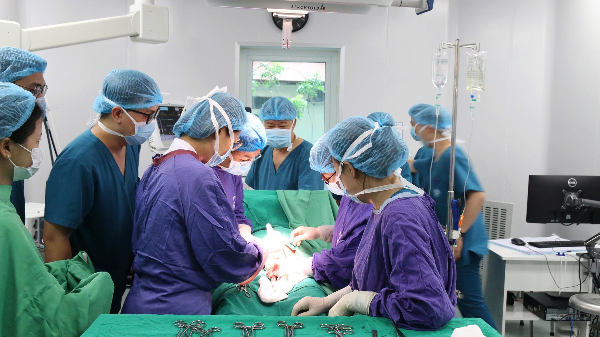 Bé trai sơ sinh ở Hà Nội tiên lượng nặng bật tiếng khóc đầu tiên, cả phòng mổ vỡ òa - Ảnh 1. Bé trai sơ sinh ở Hà Nội tiên lượng nặng bật tiếng khóc đầu tiên, cả phòng mổ vỡ òa - Ảnh 1.