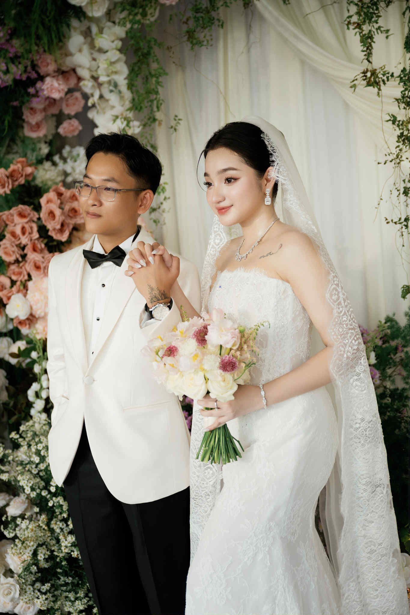 Mẹ cô dâu Hậu Giang gây sốt mạng xã hội, U40 đẹp quý phái như minh tinh trong đám cưới bạc tỷ- Ảnh 4. Mẹ cô dâu Hậu Giang gây sốt mạng xã hội, U40 đẹp quý phái như minh tinh trong đám cưới bạc tỷ- Ảnh 4.