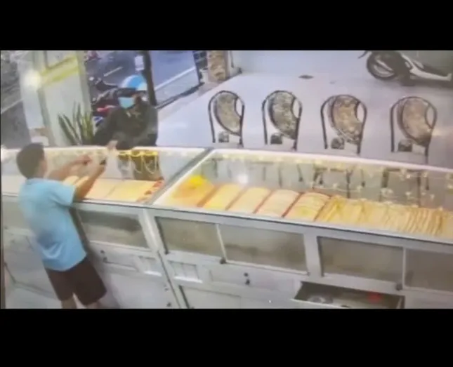 Đưa xấp tiền hỏi mua nhẫn 5 chỉ rồi cầm vàng bỏ chạy - Ảnh 1. Đưa xấp tiền hỏi mua nhẫn 5 chỉ rồi cầm vàng bỏ chạy - Ảnh 1.