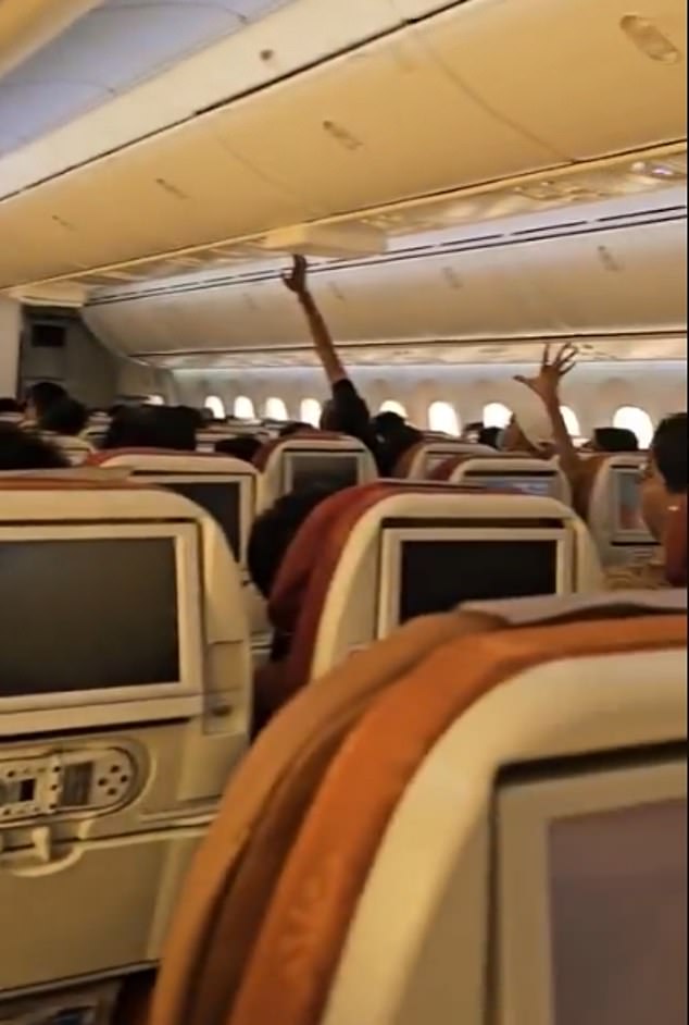 Cận cảnh bên trong máy bay Air India xấu số vài giờ trước tai nạn: Có quá nhiều điểm bất thường- Ảnh 1. Cận cảnh bên trong máy bay Air India xấu số vài giờ trước tai nạn: Có quá nhiều điểm bất thường- Ảnh 1.