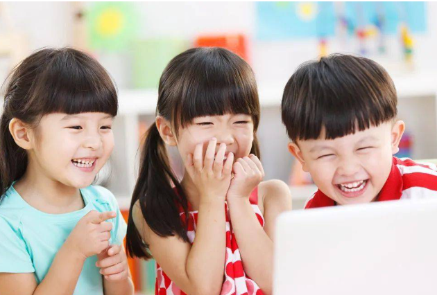 Gửi con cho hàng xóm 30 phút, mẹ Hà Nội nhận lại bức ảnh và tin nhắn Gửi con cho hàng xóm 30 phút, mẹ Hà Nội nhận lại bức ảnh và tin nhắn
