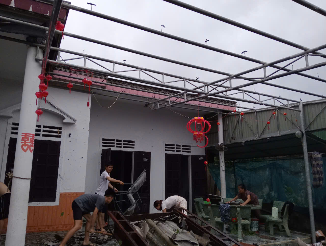 Hai chị em ở Quảng Bình bị lũ cuốn; Lốc xoáy, hơn 30 nhà bị tốc mái tại Hà Tĩnh - Ảnh 2. Lốc xoáy khiến hơn 30 nhà dân ở Hà Tĩnh bị tốc mái, hư hỏng nặng - Ảnh 1.