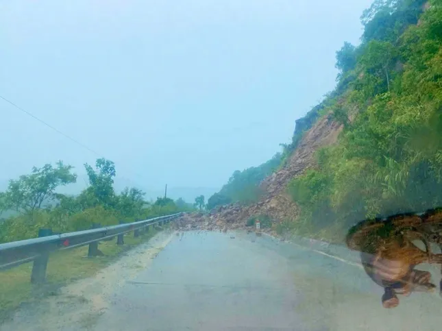 Mưa lũ tại miền Trung diễn biến phức tạp: Vỡ đập chứa 1 triệu m3 nước ở Quảng Bình - Ảnh 5. Mưa lũ tại miền Trung diễn biến phức tạp: Vỡ đập chứa 1 triệu m3 nước ở Quảng Bình - Ảnh 5.