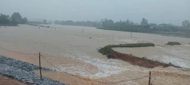 Mưa lũ tại miền Trung diễn biến phức tạp: Vỡ đập chứa 1 triệu m3 nước ở Quảng Bình - Ảnh 1. Mưa lũ tại miền Trung diễn biến phức tạp: Vỡ đập chứa 1 triệu m3 nước ở Quảng Bình - Ảnh 1.