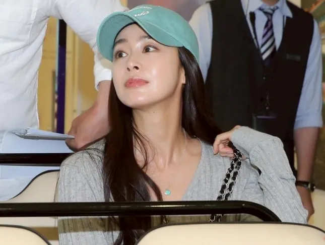Kim Tae Hee gây tranh cãi - Ảnh 4. Kim Tae Hee gây tranh cãi - Ảnh 4.