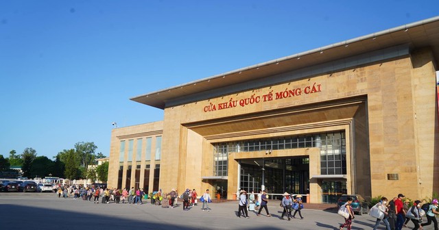 kinh-nghiem-di-cua-khau-mong-cai-1749720472115-1749720472600742062698-1749803362342-17498033624522144415391.jpg