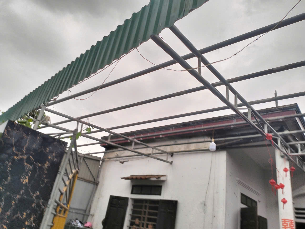Hai chị em ở Quảng Bình bị lũ cuốn; Lốc xoáy, hơn 30 nhà bị tốc mái tại Hà Tĩnh - Ảnh 4. Lốc xoáy khiến hơn 30 nhà dân ở Hà Tĩnh bị tốc mái, hư hỏng nặng - Ảnh 3.