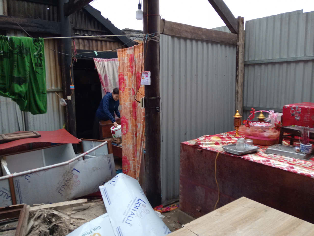 Hai chị em ở Quảng Bình bị lũ cuốn; Lốc xoáy, hơn 30 nhà bị tốc mái tại Hà Tĩnh - Ảnh 5. Lốc xoáy khiến hơn 30 nhà dân ở Hà Tĩnh bị tốc mái, hư hỏng nặng - Ảnh 4.