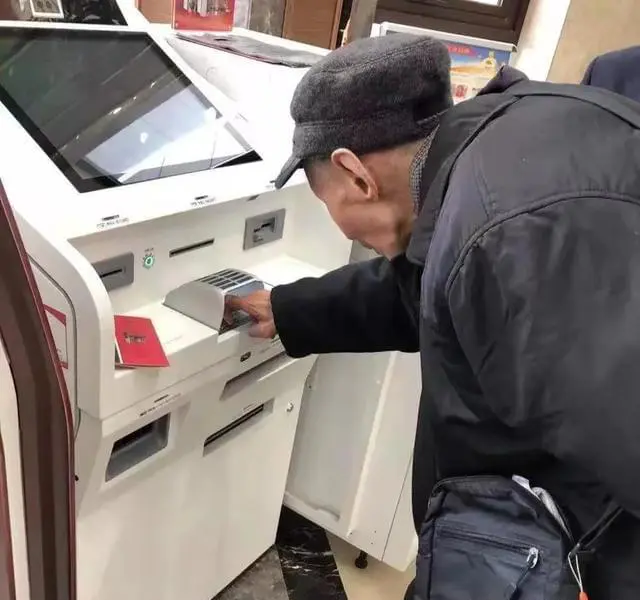 Ra ATM rút tiền để đi chợ, cụ ông 72 tuổi choáng váng vì có tiền giả: Ngân hàng thẳng thừng nói "Không liên quan!"- Ảnh 1. Ra ATM rút tiền để đi chợ, cụ ông 72 tuổi choáng váng vì có tiền giả: Ngân hàng thẳng thừng nói "Không liên quan!"- Ảnh 1.