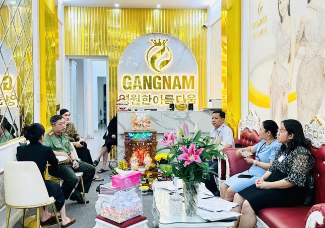 Công an kiểm tra thẩm mỹ viện căng da mặt cho khách ở gần phòng bếp - Ảnh 1. Công an kiểm tra thẩm mỹ viện căng da mặt cho khách ở gần phòng bếp - Ảnh 1.