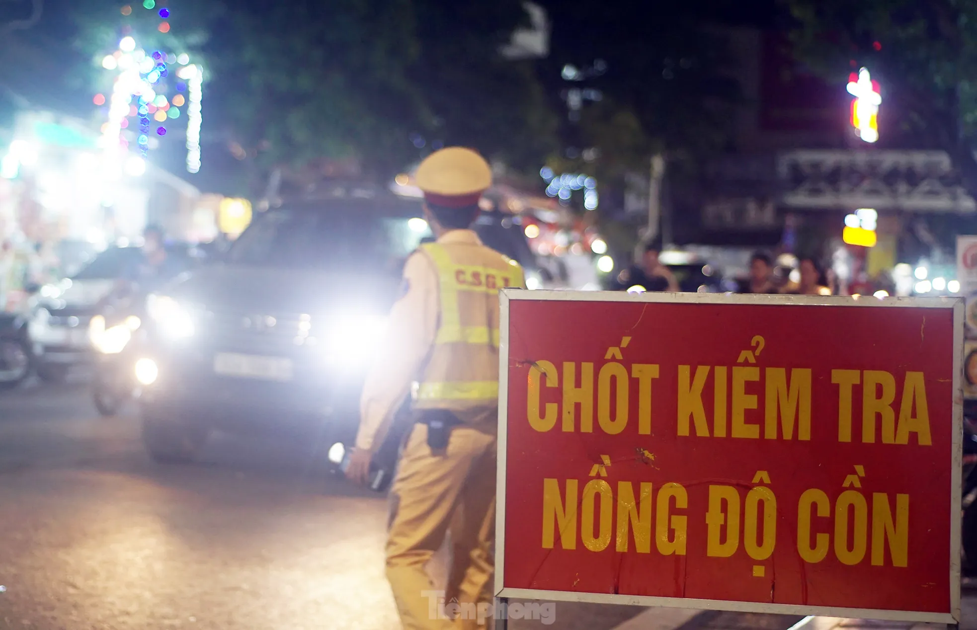 Phát hiện nhiều tài xế vi phạm nồng độ cồn khi chở vợ, con ở phố cổ Hà Nội - Ảnh 2. Phát hiện nhiều tài xế vi phạm nồng độ cồn khi chở vợ, con ở phố cổ Hà Nội - Ảnh 2.
