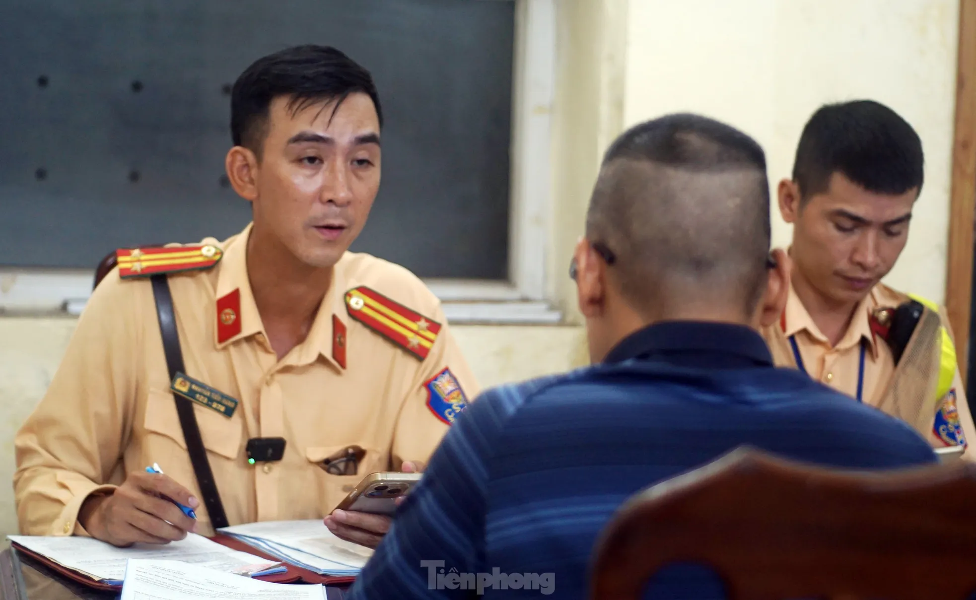 Phát hiện nhiều tài xế vi phạm nồng độ cồn khi chở vợ, con ở phố cổ Hà Nội - Ảnh 3. Phát hiện nhiều tài xế vi phạm nồng độ cồn khi chở vợ, con ở phố cổ Hà Nội - Ảnh 3.
