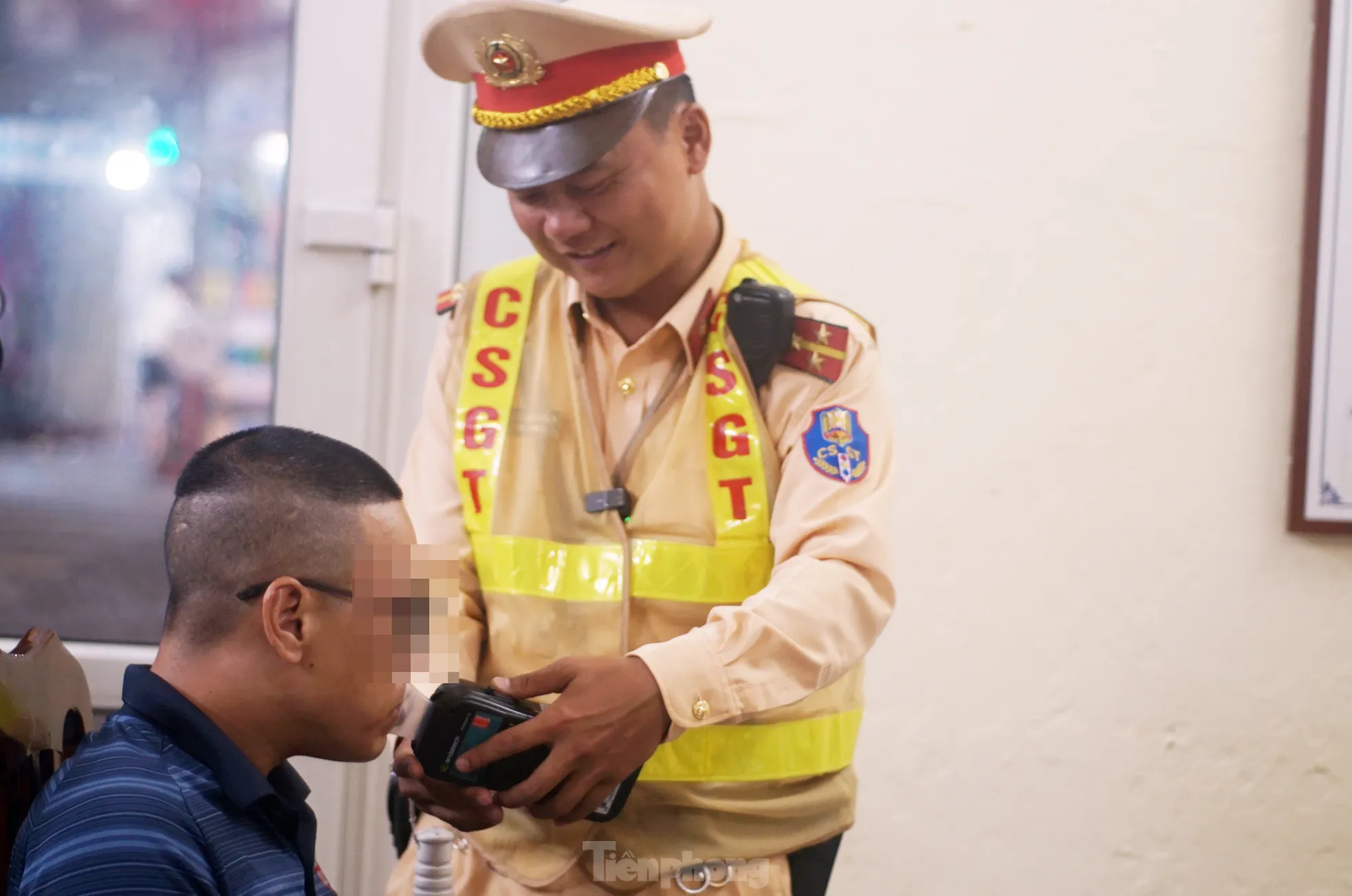 Phát hiện nhiều tài xế vi phạm nồng độ cồn khi chở vợ, con ở phố cổ Hà Nội - Ảnh 4. Phát hiện nhiều tài xế vi phạm nồng độ cồn khi chở vợ, con ở phố cổ Hà Nội - Ảnh 4.