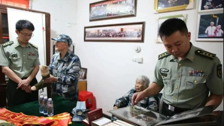Danh tính của 2 vợ chồng U90 đi giày rách nhưng chuyển khoản tặng hơn 36 tỷ đồng cho chính quyền khiến cả tỉnh lặng người - Ảnh 1. Danh tính của 2 vợ chồng U90 đi giày rách nhưng chuyển khoản tặng hơn 36 tỷ đồng cho chính quyền khiến cả tỉnh lặng người - Ảnh 1.
