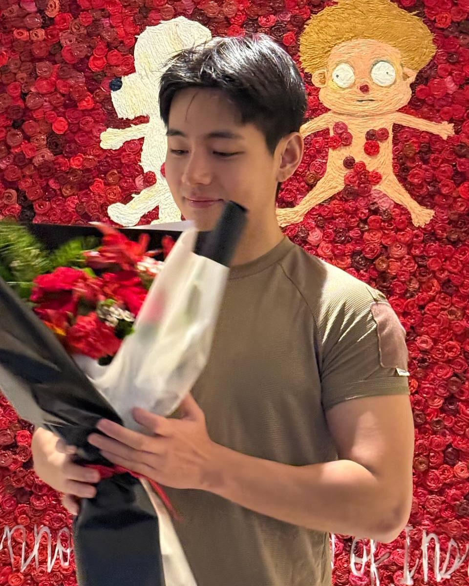 Jennie (BLACKPINK) và V (BTS) nghi công khai hẹn hò: Bài hát, chiếc bánh kem cùng dòng chữ đặc biệt gây bão mạng!- Ảnh 4. Jennie (BLACKPINK) và V (BTS) nghi công khai hẹn hò: Bài hát, chiếc bánh kem cùng dòng chữ đặc biệt gây bão mạng!- Ảnh 4.