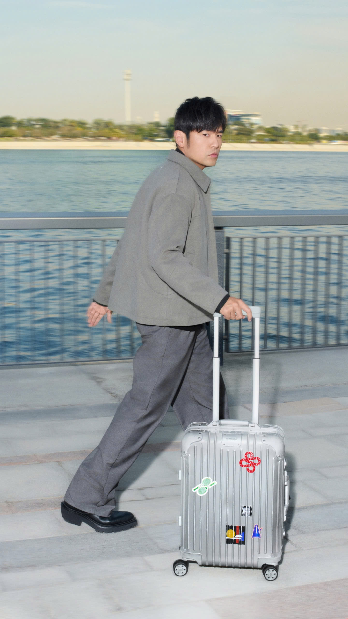 Rosé, ngài Lewis Hamilton và Châu Kiệt Luân cùng rimowa viết tiếp câu chuyện “không đứng yên”- Ảnh 1. Rosé, ngài Lewis Hamilton và Châu Kiệt Luân cùng rimowa viết tiếp câu chuyện “không đứng yên”- Ảnh 1.