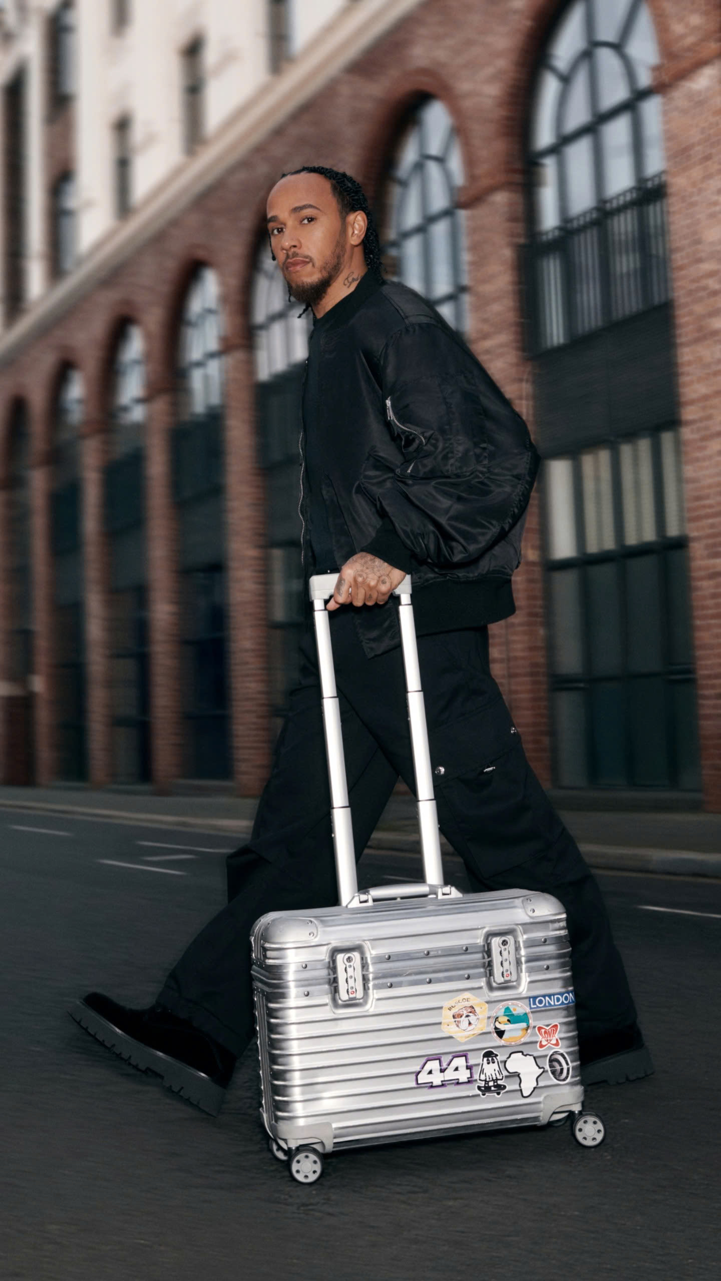 Rosé, ngài Lewis Hamilton và Châu Kiệt Luân cùng rimowa viết tiếp câu chuyện “không đứng yên”- Ảnh 3. Rosé, ngài Lewis Hamilton và Châu Kiệt Luân cùng rimowa viết tiếp câu chuyện “không đứng yên”- Ảnh 3.