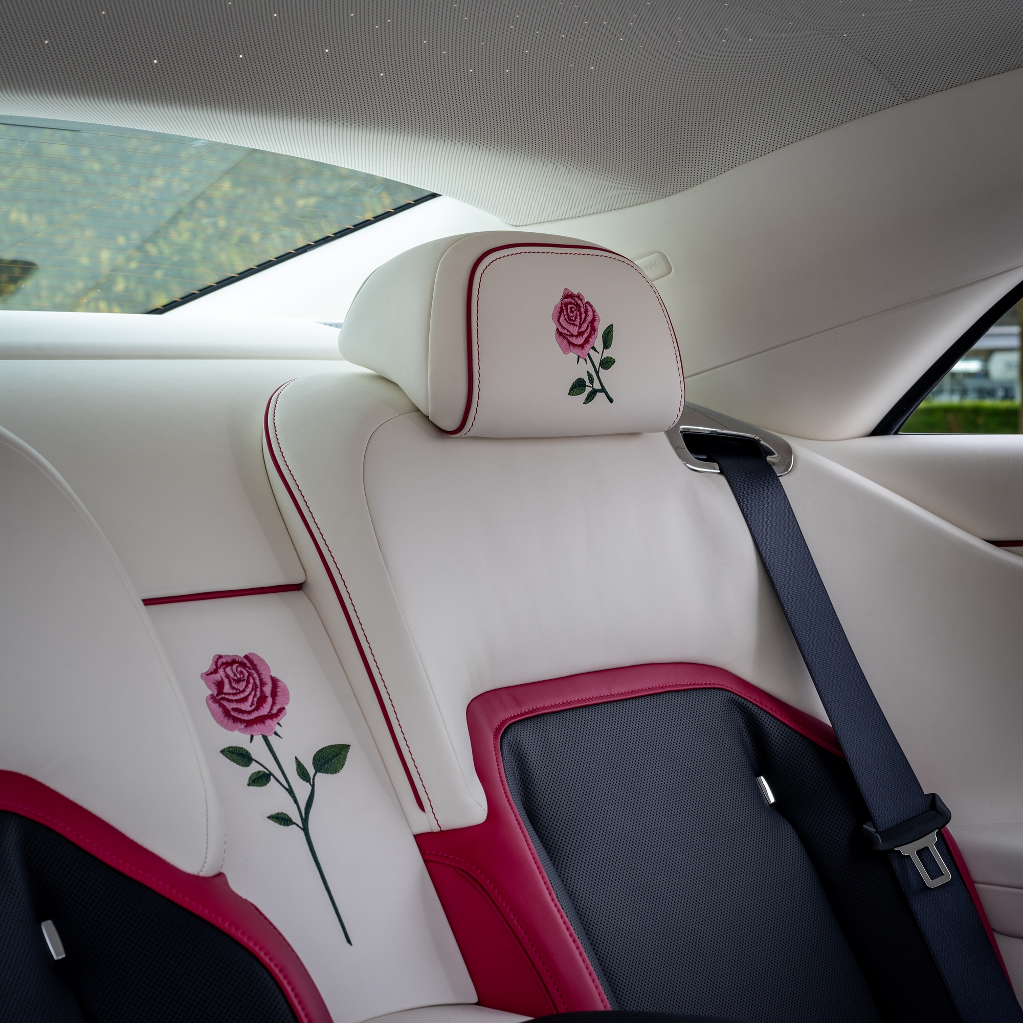 Mẹ tặng con gái Rolls-Royce Spectre hàng thửa với họa tiết hoa hồng thêu bằng kỹ thuật hoàn toàn mới - Ảnh 5. Mẹ tặng con gái Rolls-Royce Spectre hàng thửa với họa tiết hoa hồng thêu bằng kỹ thuật hoàn toàn mới - Ảnh 5.