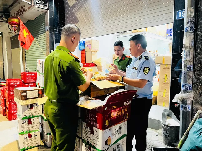 Công an Hà Nội nói về tình trạng cửa hàng ở La Phù đóng cửa không buôn bán - Ảnh 1. Công an Hà Nội nói về tình trạng cửa hàng ở La Phù đóng cửa không buôn bán - Ảnh 1.