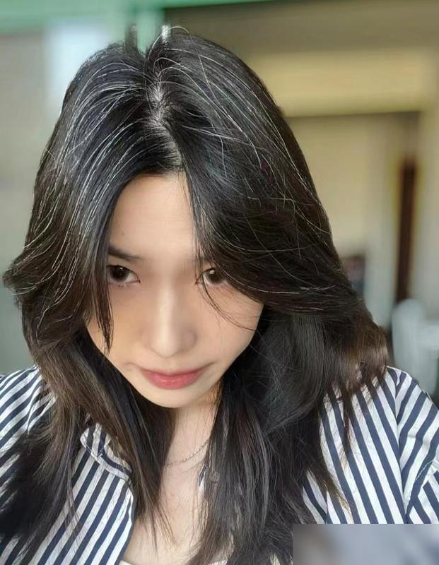 Tóc bạc không phải nỗi sợ: 5 kiểu tóc giúp phụ nữ trung niên đẹp rạng ngời mà không cần nhuộm - Ảnh 2. Tóc bạc không phải nỗi sợ: 5 kiểu tóc giúp phụ nữ trung niên đẹp rạng ngời mà không cần nhuộm - Ảnh 2.