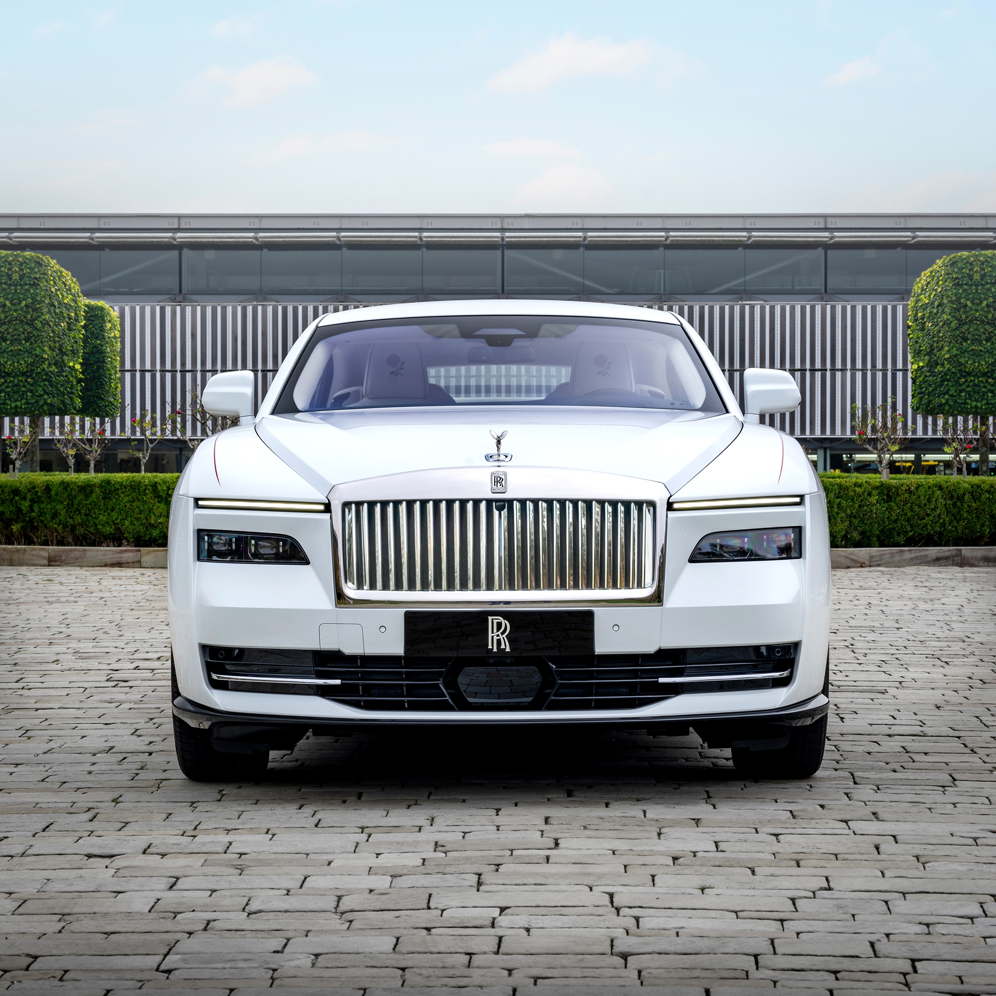 Mẹ tặng con gái Rolls-Royce Spectre hàng thửa với họa tiết hoa hồng thêu bằng kỹ thuật hoàn toàn mới - Ảnh 1. Mẹ tặng con gái Rolls-Royce Spectre hàng thửa với họa tiết hoa hồng thêu bằng kỹ thuật hoàn toàn mới - Ảnh 1.