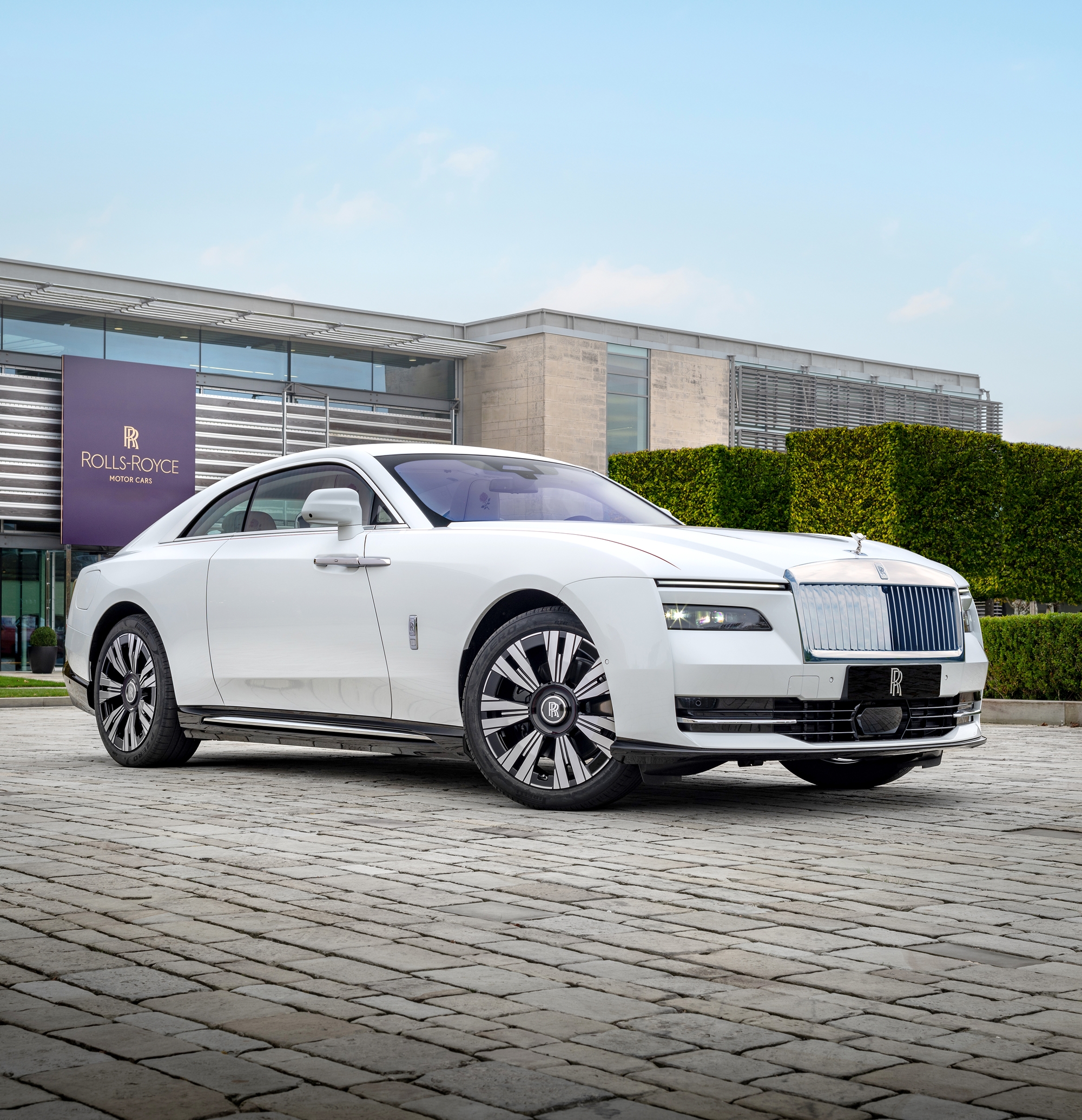 Mẹ tặng con gái Rolls-Royce Spectre hàng thửa với họa tiết hoa hồng thêu bằng kỹ thuật hoàn toàn mới - Ảnh 2. Mẹ tặng con gái Rolls-Royce Spectre hàng thửa với họa tiết hoa hồng thêu bằng kỹ thuật hoàn toàn mới - Ảnh 2.