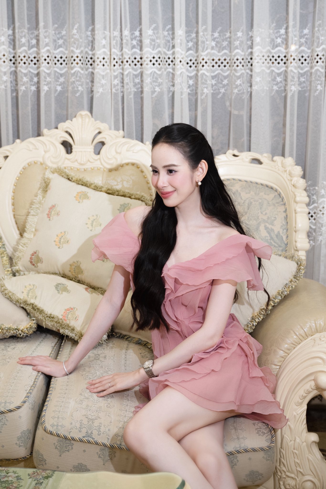 HOT: Lộ khoảnh khắc mỹ nhân 2k2 được chồng gia thế khủng cầu hôn sau 3 tháng yêu, netizen nhìn vào chỉ thắc mắc 1 chuyện! - Ảnh 7. HOT: Lộ khoảnh khắc mỹ nhân 2k2 được chồng gia thế khủng cầu hôn sau 3 tháng yêu, netizen nhìn vào chỉ thắc mắc 1 chuyện! - Ảnh 7.