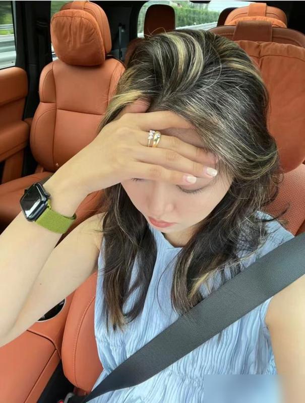 Tóc bạc không phải nỗi sợ: 5 kiểu tóc giúp phụ nữ trung niên đẹp rạng ngời mà không cần nhuộm - Ảnh 12. Tóc bạc không phải nỗi sợ: 5 kiểu tóc giúp phụ nữ trung niên đẹp rạng ngời mà không cần nhuộm - Ảnh 12.