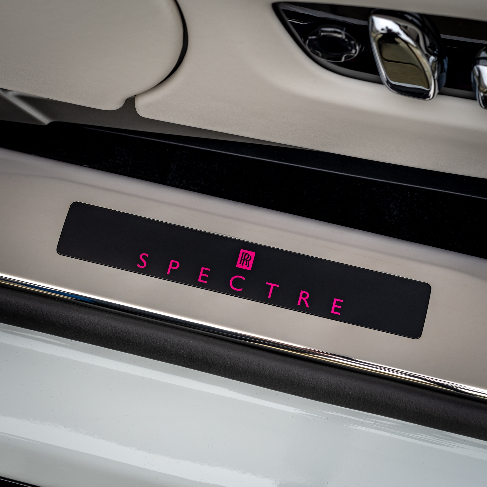 Mẹ tặng con gái Rolls-Royce Spectre hàng thửa với họa tiết hoa hồng thêu bằng kỹ thuật hoàn toàn mới - Ảnh 9. Mẹ tặng con gái Rolls-Royce Spectre hàng thửa với họa tiết hoa hồng thêu bằng kỹ thuật hoàn toàn mới - Ảnh 9.