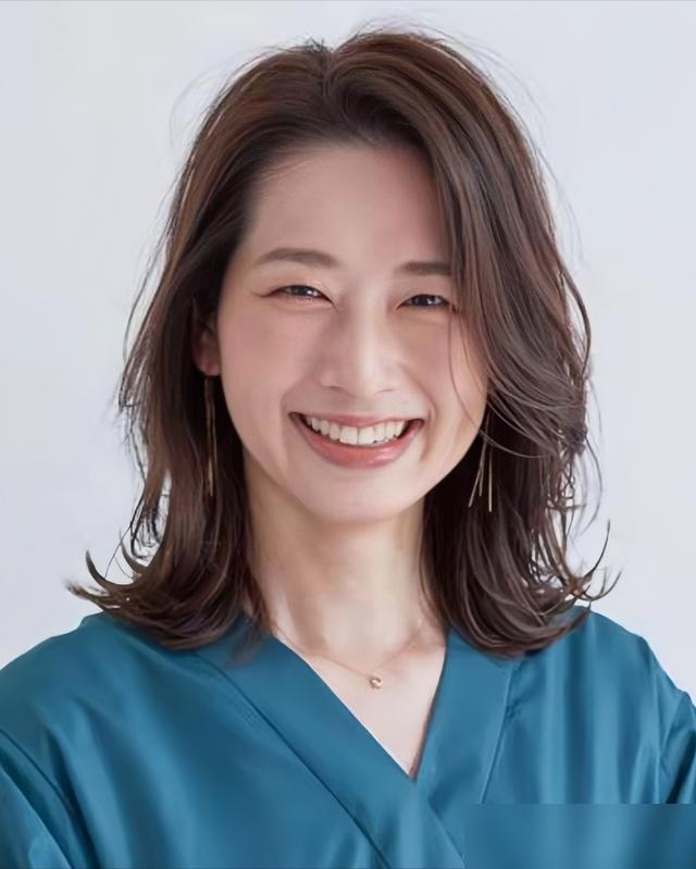 Chị em tuổi trung niên lưu ý: 3 kiểu tóc này sẽ khiến bạn trông già và kém sang - Ảnh 7. Chị em tuổi trung niên lưu ý: 3 kiểu tóc này sẽ khiến bạn trông già và kém sang - Ảnh 7.